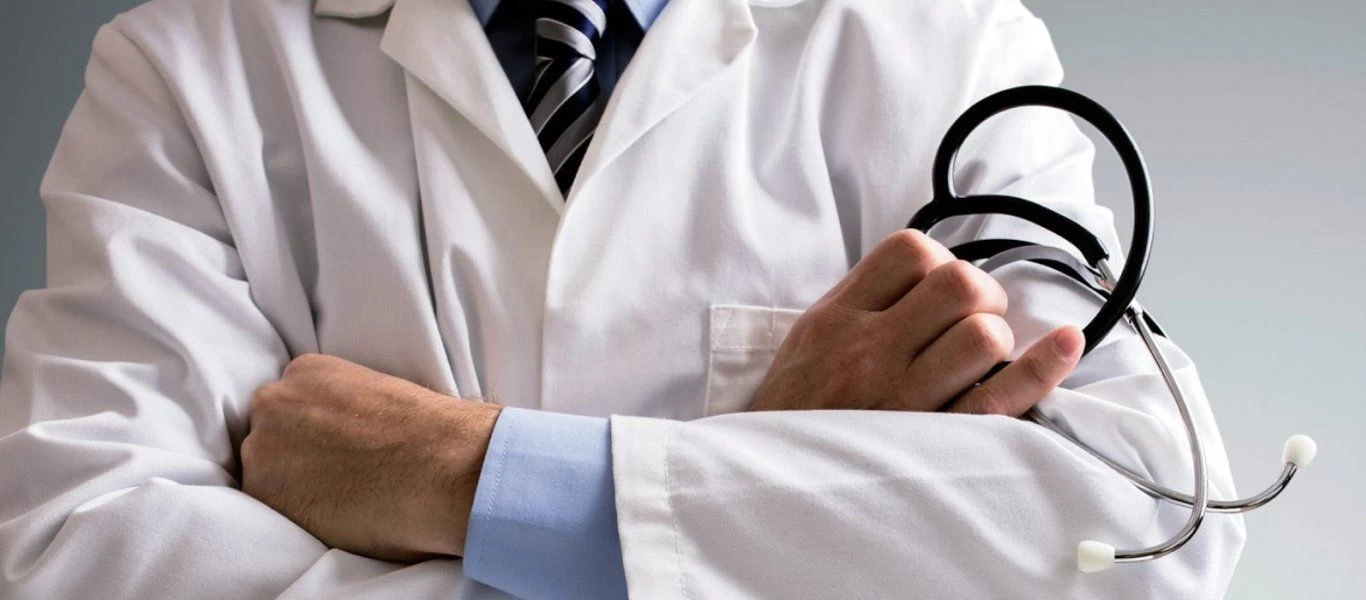 Κρήτη: Γιατρός βγήκε γυμνός από ασανσέρ - Τρομοκρατημένη η νεαρή που τον είδε